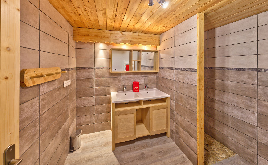 Salle de bain avec douche à l'italienne de l'appartement de montagne meublé de 12 personnes Au 1<sup>er</sup> niveau au Chalet Le Sacavagne 2 à Bonneval-Sur-Arc