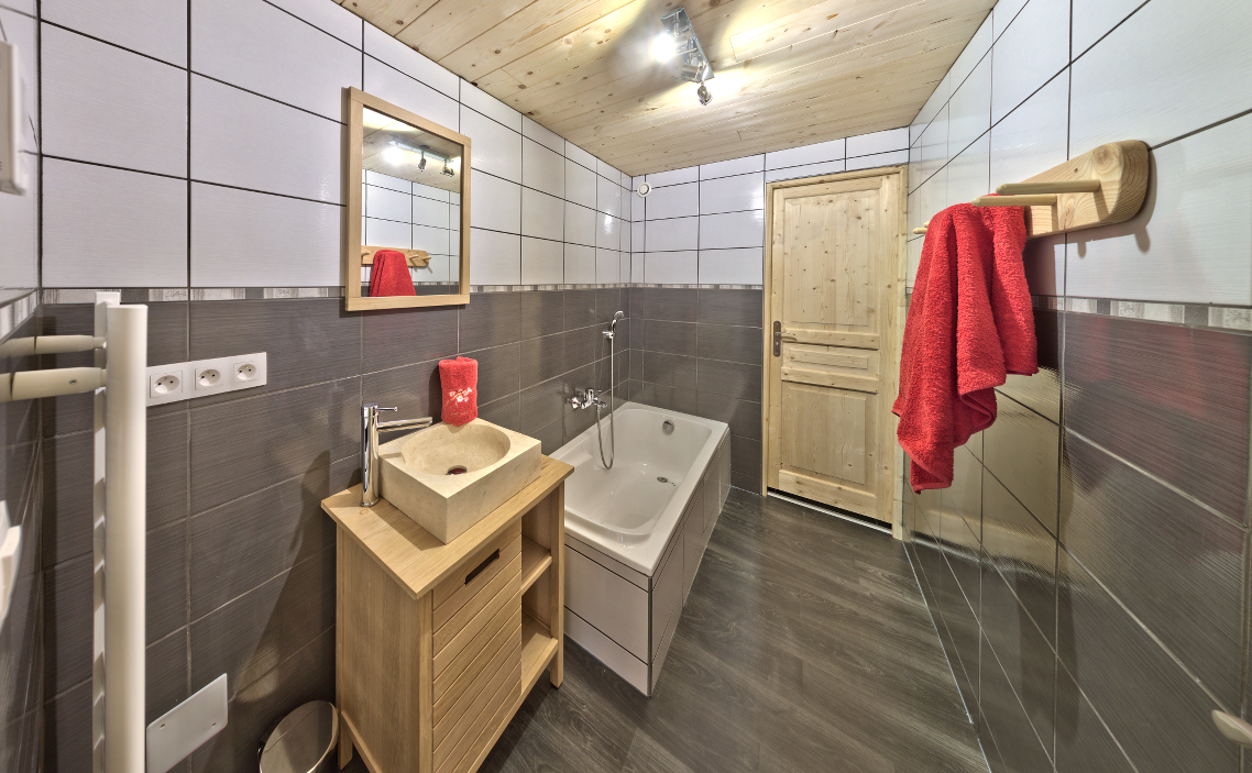 Salle de bain avec baignoire de l'appartement de montagne meublé de 8 personnes au Chalet Le Sacavagne 1 à Bonneval-Sur-Arc