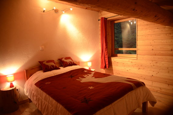 Chambre 1 lit double de l'appartement meublé de 12 personnes Au 2<sup>e</sup> niveau sous la charpente  au Chalet Le Sacavagne 2 à Bonneval-Sur-Arc