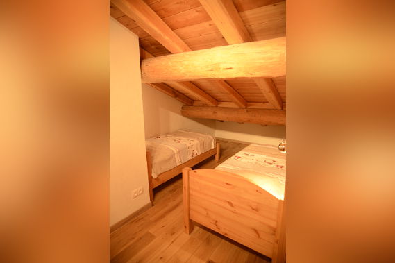 Chambre 2 lits simples de l'appartement meublé de 12 personnes Au 2<sup>e</sup> niveau au Chalet Le Sacavagne 2 à Bonneval-Sur-Arc