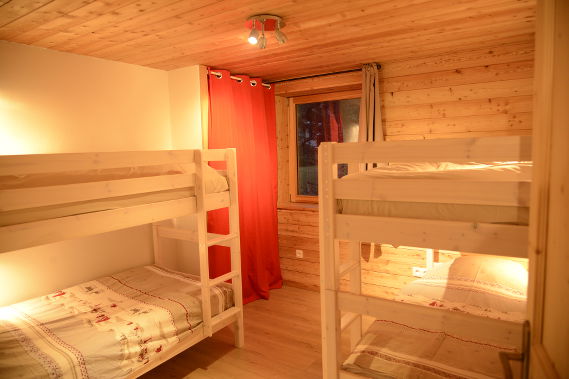 Chambre 2 lits supperposés de l'appartement meublé de 12 personnes Au 1<sup>er</sup> niveau au Chalet Le Sacavagne 2 à Bonneval-Sur-Arc