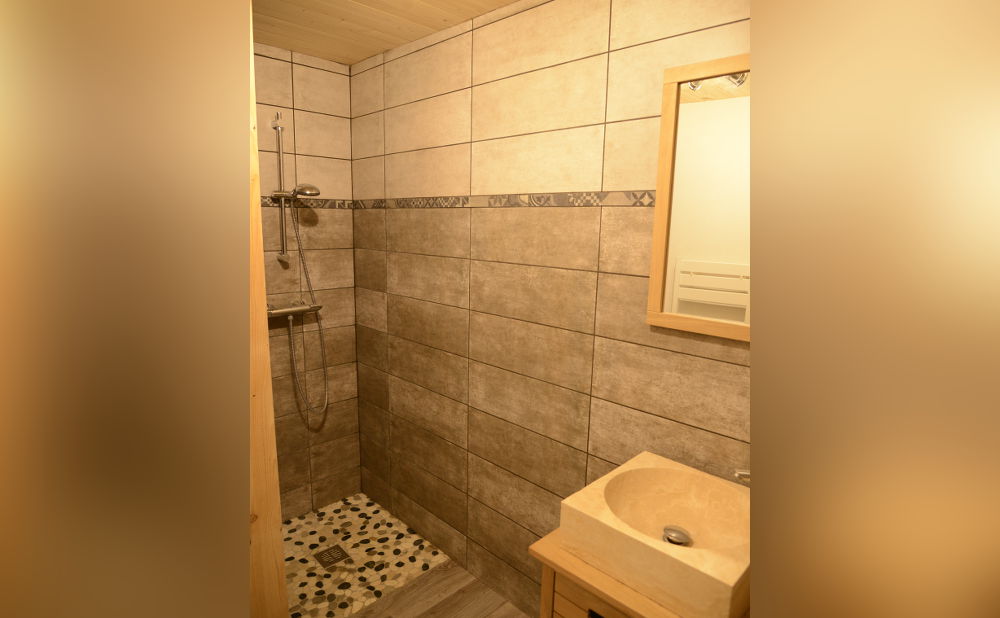 Salle de bain douche à italienne de l'appartement meublé de 8 personnes au Chalet Le Sacavagne 1 à Bonneval-Sur-Arc